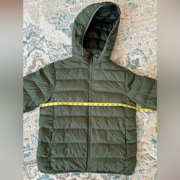 Uniqlo pastel green puffer jacket, super lightweight and very warm size 13Y - Picture 4 of 10
